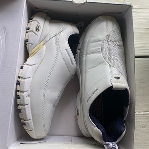 Women’s size 8 white Skechers
